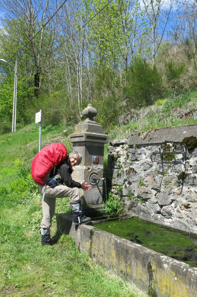 Malgré l'indication d'eau non potable, la fontaine de Recoleine est la bienvenue pour remplir nos bouteilles